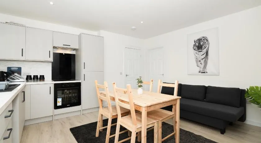Spacious 4BR Home with Parking Near Falkirk and Stirling Sleeps 6 plus - Image 1
