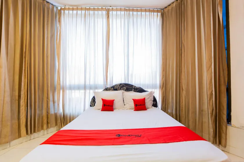 RedDoorz at Sparkling Hotel near Stasiun Gubeng Surabaya - Image 1
