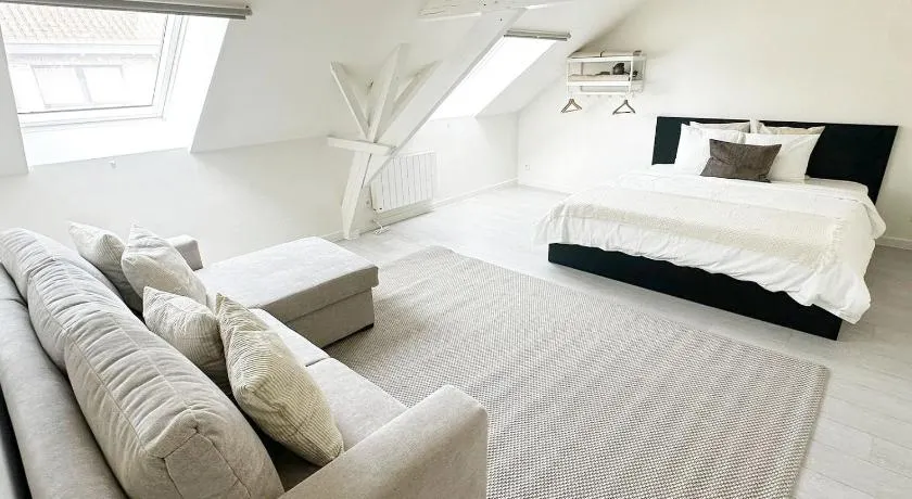 Stylish 2 Apts, 15-Min Walk to City Center - Image 1