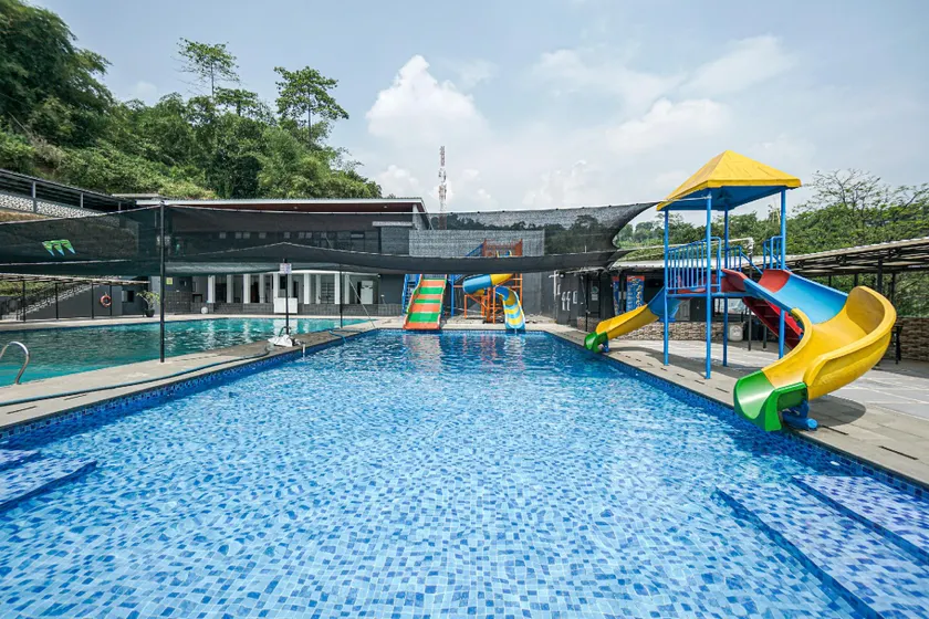 RedDoorz at Rosa Glamping And Pool Ciparay - Image 1