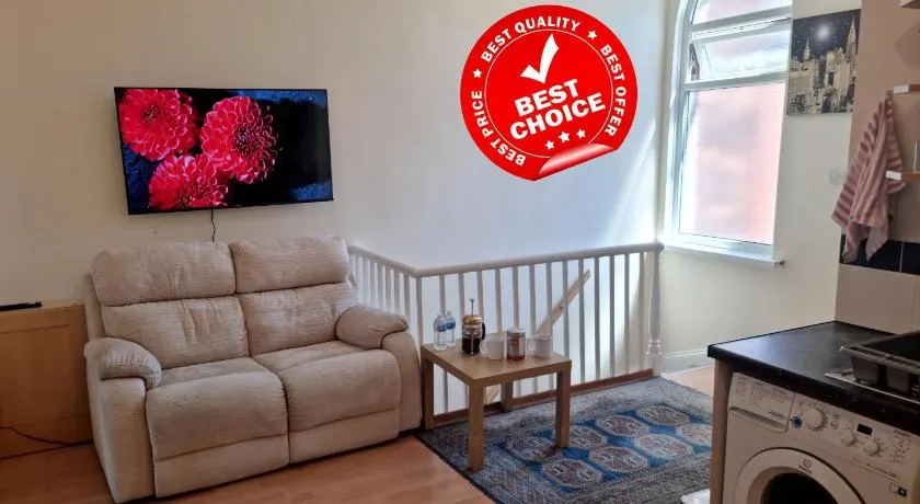 Spacious Apartment Near Rochdale Centre Train Tram Bus Free Parking Fast Wi-Fi - Image 1