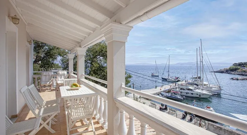 Kassiopi Seafront Elegant Apartments - Image 1