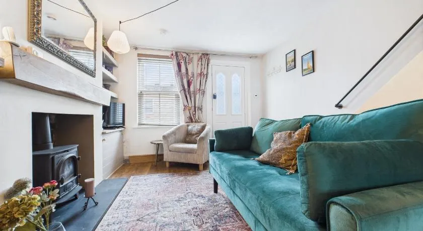 2-Bed Cheltenham Town Centre Kings Row - Free Permit Parking - Image 1