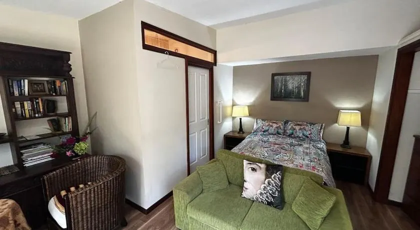 Blue Mountains Ferncreek Studio Retreat, pet friendly, birds and bush - Image 1