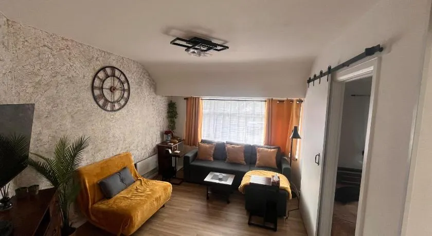 Luxury Smart 1-Bedroom Residence, Windsor,Slough, Sleeps 5, Garden, Parking - Image 1