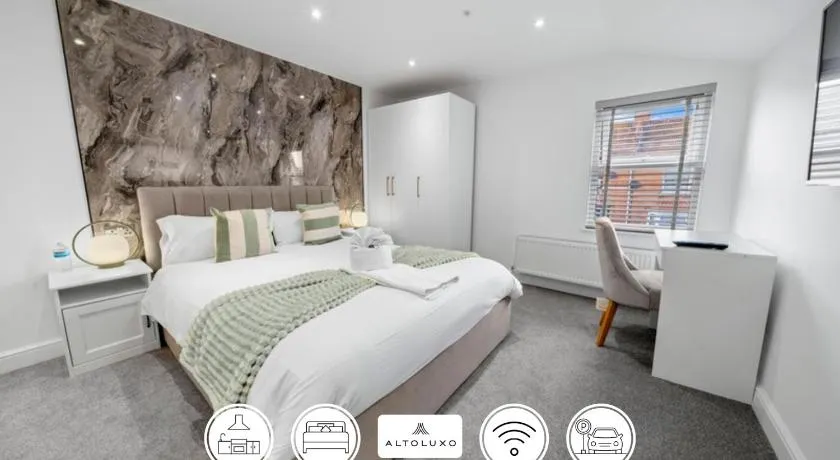 No 26 6 Bedroom House By AltoLuxoExperience Short Lets & Serviced Accommodation With Free Wifi - Image 1
