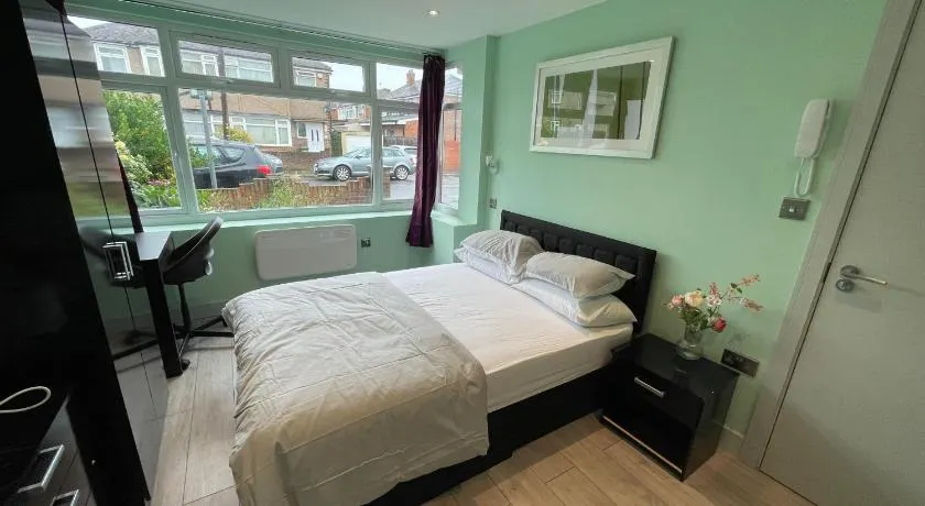 Letzi Ensuite 15 Min to Heathrow Fast WiFi - Image 1