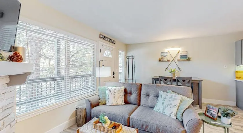 Tranquil condo in Stateline sleeps 4 - Image 1