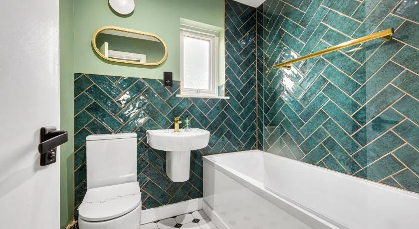 Amazonian Luxury Family Home MCR City Centre Etihad Free Parking - Image 1