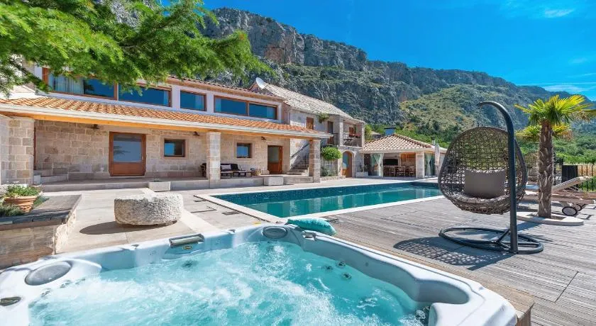 Luxurious retreat in Jesenice - Image 1