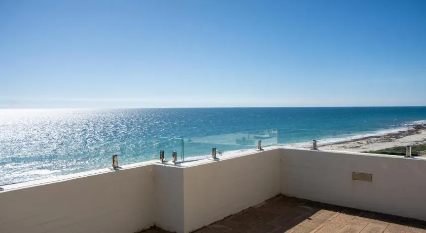 No.16 Penthouse Beach View Apartment Cottesloe - Image 1