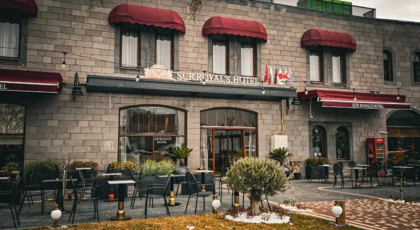Sur Royal's Hotel - Image 1