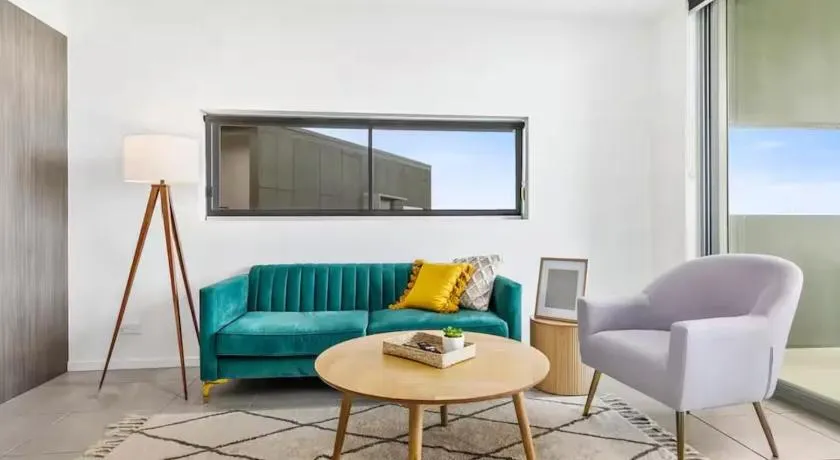 Water View 2BR Apt with Fast WiFi, Pool and Parking - Image 1