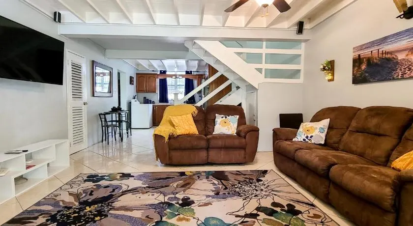Cheerful 2 - Bedroom Townhouse with free parking in New Kingston - Image 1