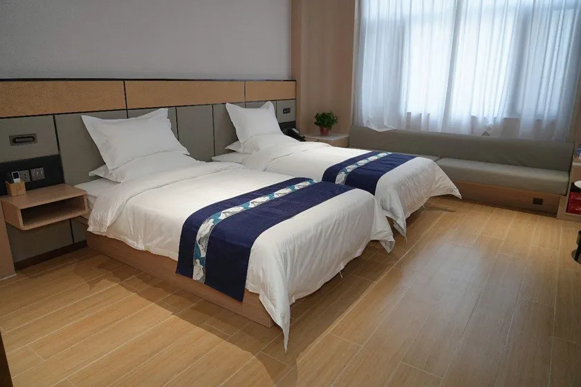 Silver Coast Hotel - Image 1