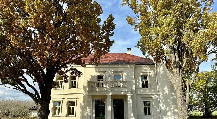 Zámek Jenišovice - Image 1
