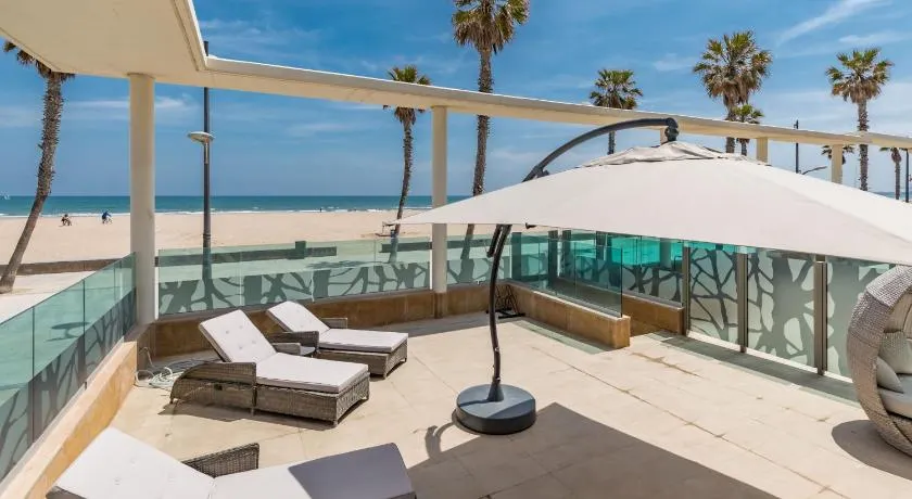 Luxury Beach Front Apartment with Pool - Image 1