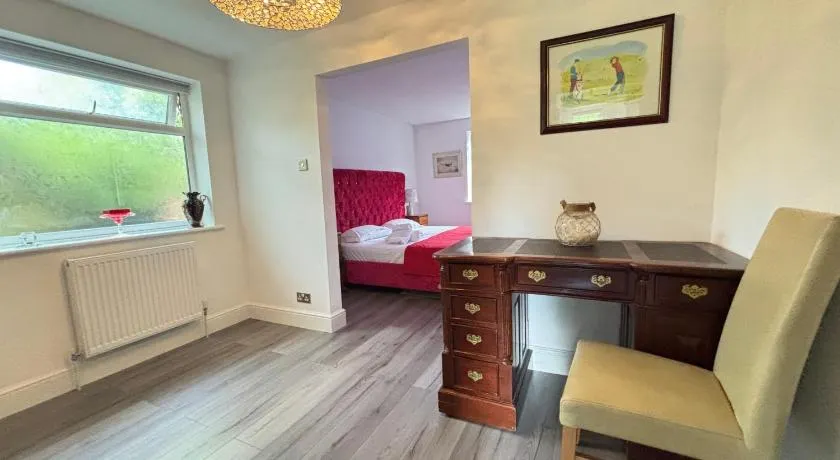 The Luxe 2BR Specious Bungalow - Garden & Parking - Image 1