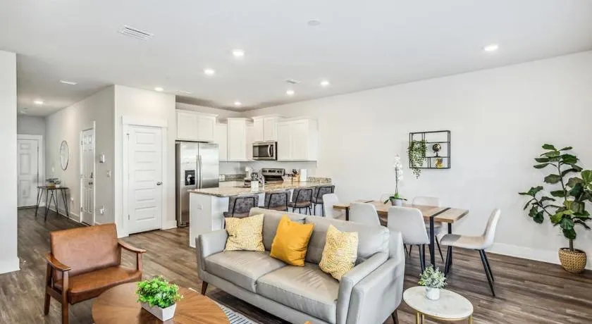 LUXURY TOWNHOME NEAR DOWNTOWN AND PENSACOLA BEACH - Image 1