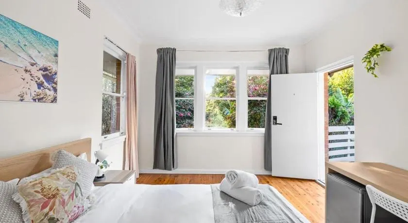 Courtyard Double Room - Next to Transport & Shops in Killara - Shared Bathroom - Image 1