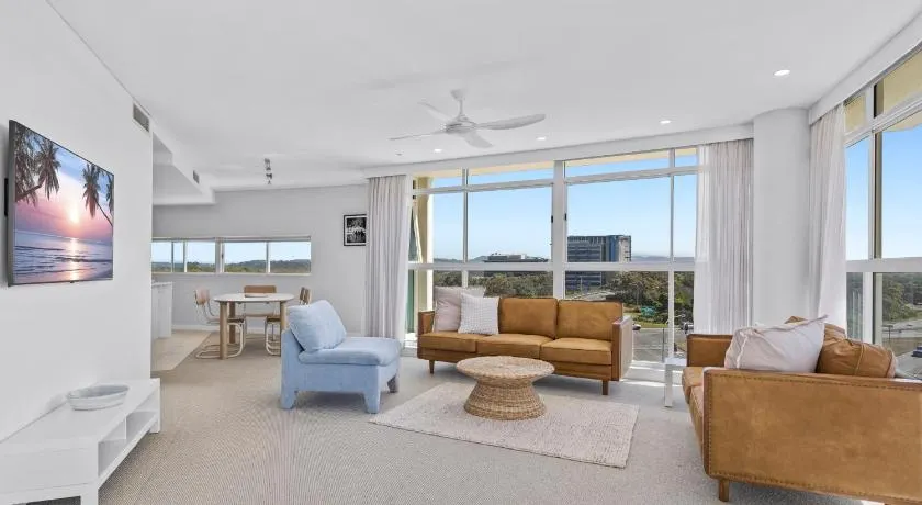 Stylish 3 Bedroom Apartment with Pool, Sauna & Gym - Image 1
