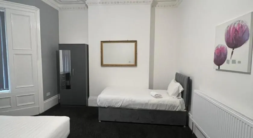 4 BR, Large & Modern Private House Central Location - Image 1