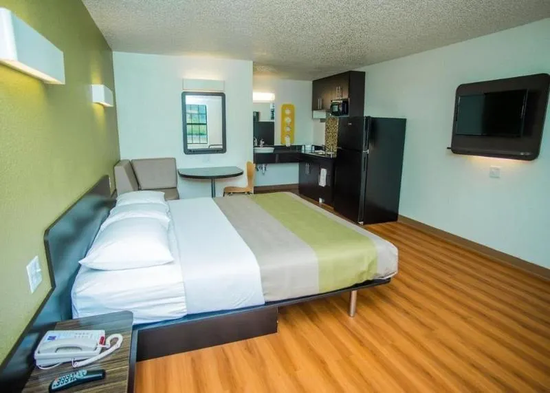 Days Inn & Suites Palestine - Image 1