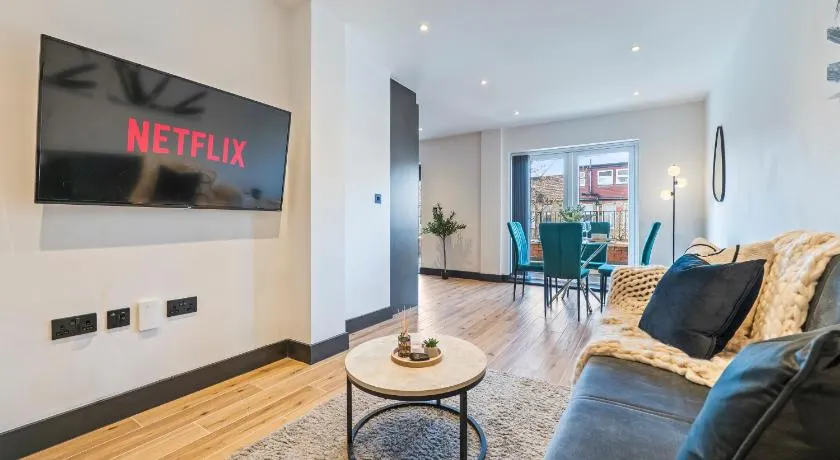 Modern 2-Bed Apartment 30 mins from Central London - Image 1