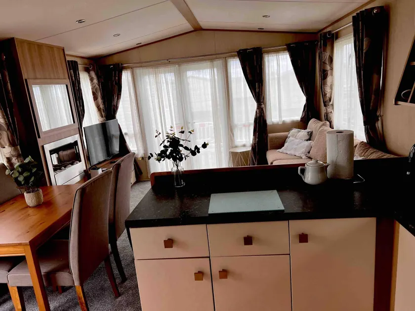 Peaceful Whitley Bay Getaway with Shared Indoor Pool - Image 1