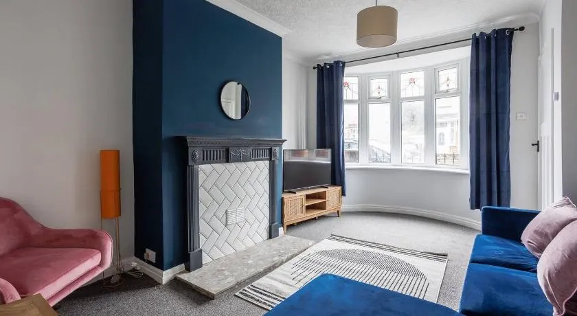 Spacious 3-Bed Home Sleeps 6 Free Parking - Image 1
