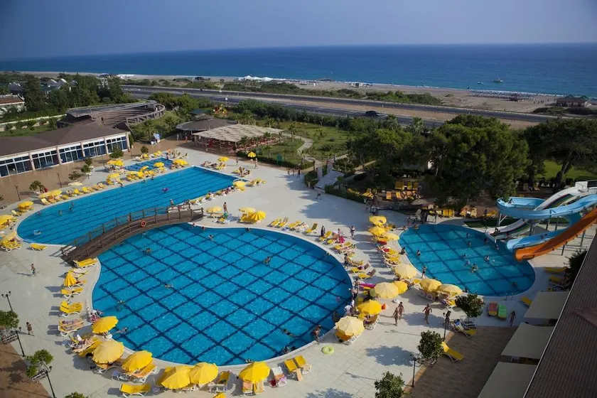 Casa Fora Beach Resort - Image 1
