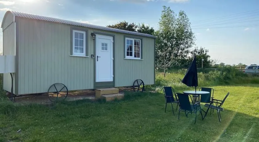 Beautiful 1 Bed Shepherd Hut in Warwickshire - Image 1