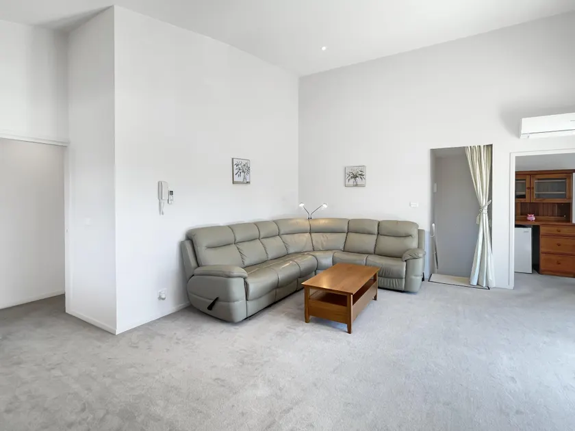 Beachside 3-Bed Apartment with Garage Parking - Image 1
