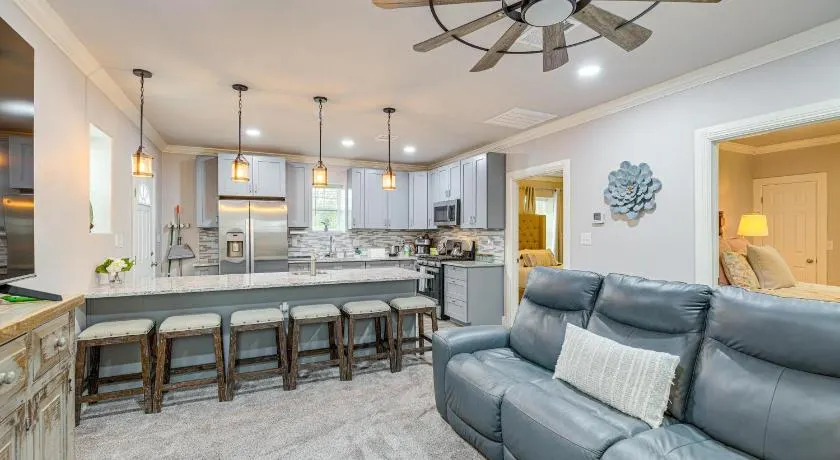 Fully Updated & Convenient! Baytown Home Near Dtwn - Image 1