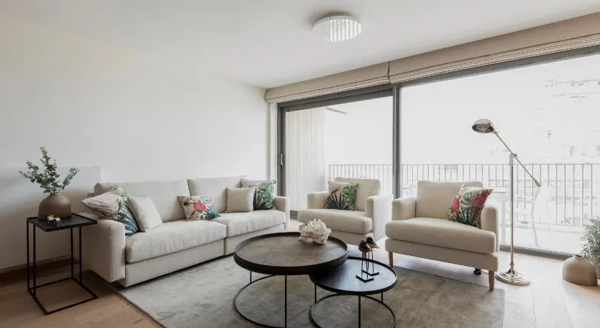 Spacious Sea View Apartment with Pool - Image 1