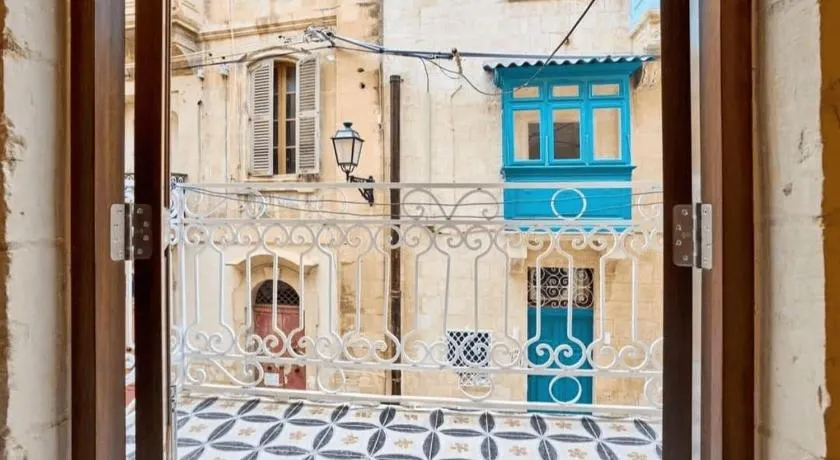 Birgu's central traditional apartment - Image 1