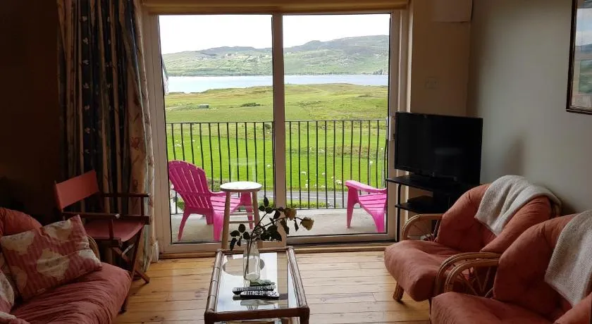 Beautiful 3 Bed Apartment with Balcony Sea View - Image 1
