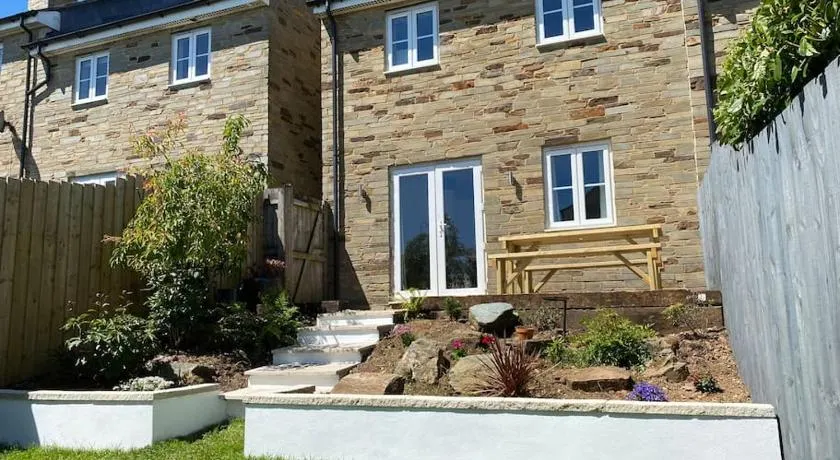 Stylish 3 bed home with allocated parking for 2 - Image 1