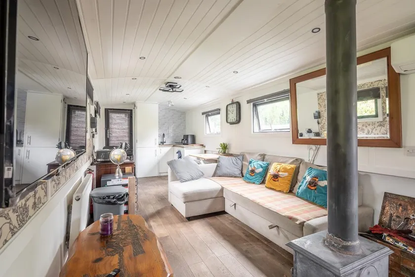 Central Cambridge Widebeam Houseboat - Image 1