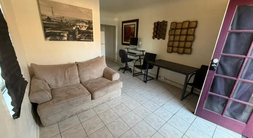 Historical cozy blue apt in the heart of downtown - Image 1
