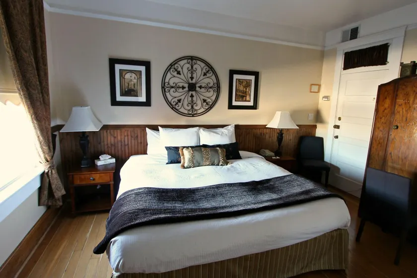 Royal Hotel - Image 1