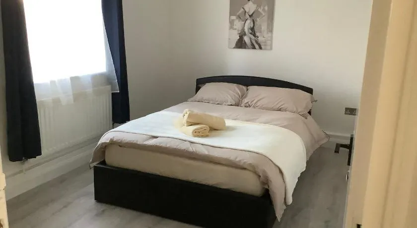 Newly Renovated 2BR Near Airport Book Fast - Image 1