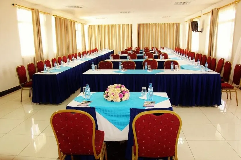 Dlux Hotel - Image 1