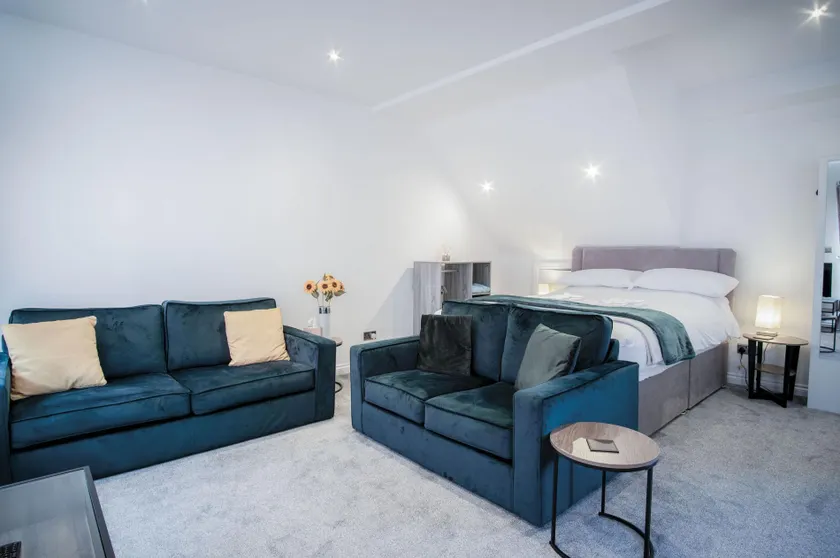 The Penthouse - 1 Bedroom Apartment - Ocean Breeze - Image 1
