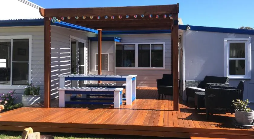 SHELLHARBOUR BEACH COTTAGE - Stroll to Beach flags - Back gate straight to Beach, Front gate walk to new Marina - Image 1