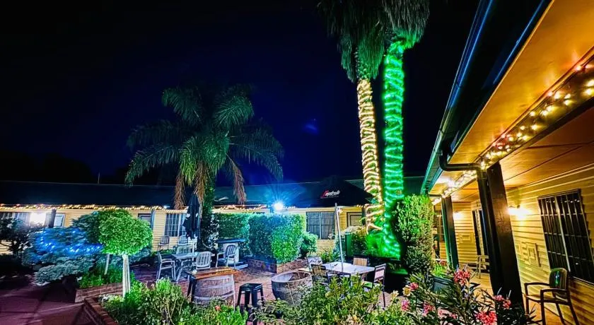 Ten Dollar Town Motel - Image 1