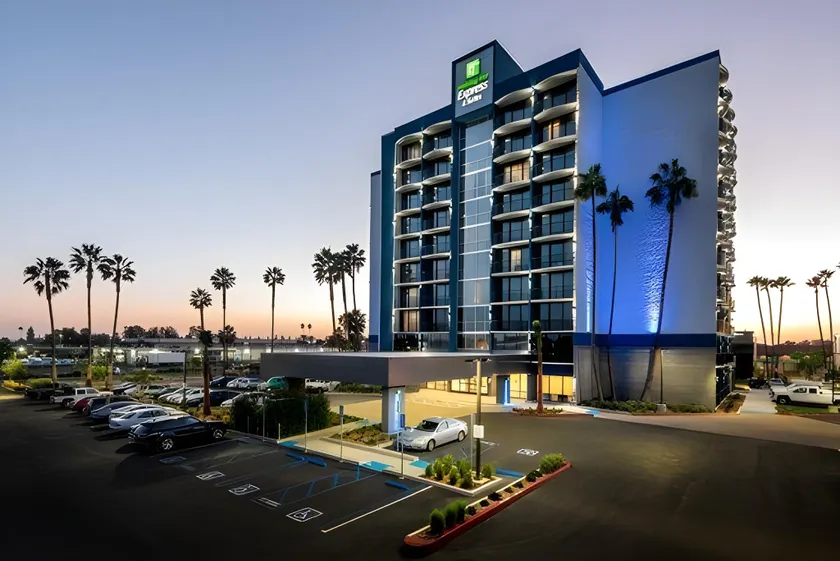 Holiday Inn Express & Suites Santa Ana - Orange County by IHG - Image 1