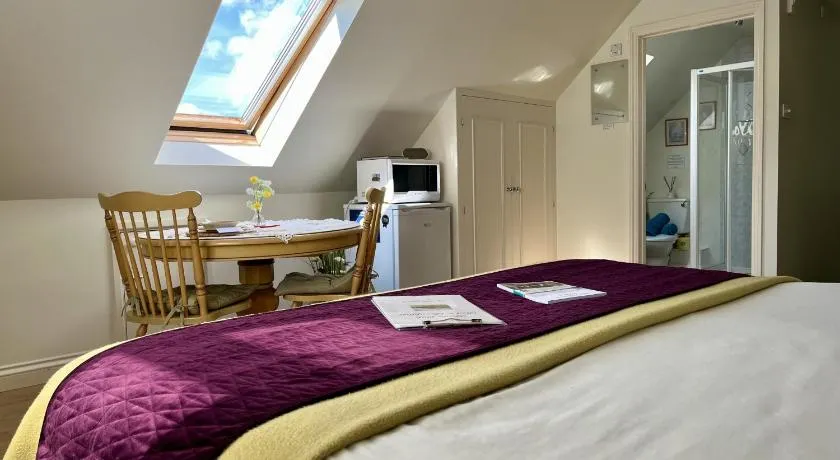 Priors Oak - A Cosy Studio with Countryside Views in Dorset - Image 1