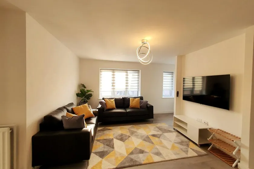 2 Bed Lovely home close to City Center & Rail Station - Image 1