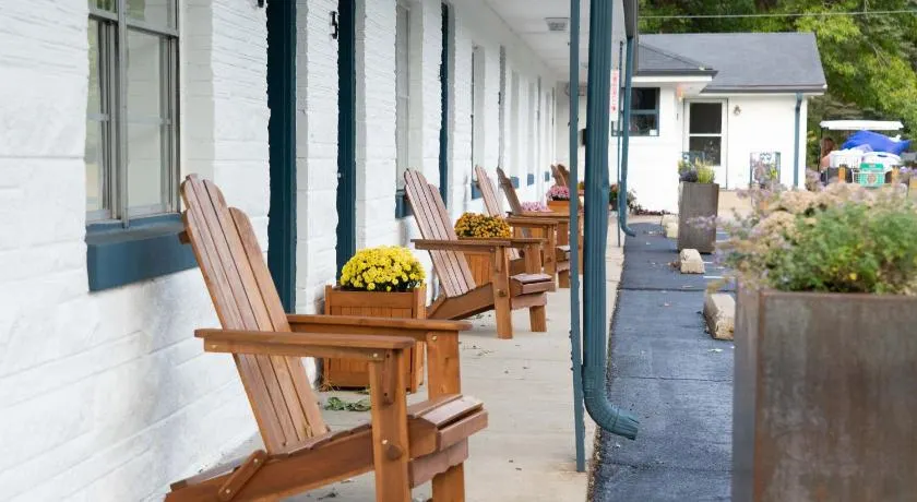 Al & Sally's Motel - Image 1